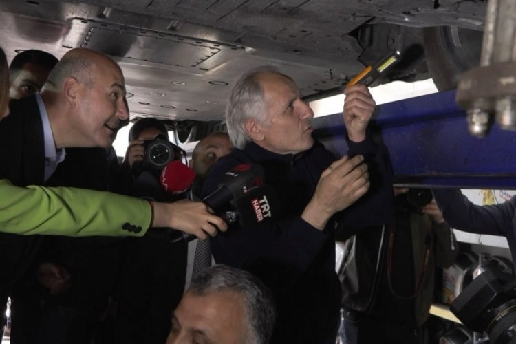 S&uuml;leyman Soylu oto tamircileriyle birlikte Togg'u inceledi