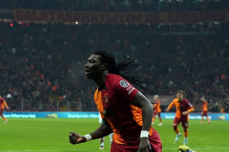 Galatasaray'da Gomis sorunu &ccedil;&ouml;z&uuml;ld&uuml;