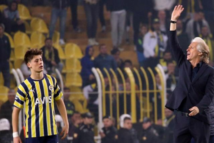 Jorge Jesus ve taraftarlar arasından gerginlik!