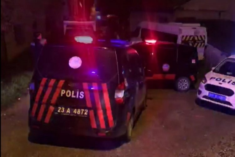 Elazığ'da komşular arasında bı&ccedil;aklı, sopalı kavga!