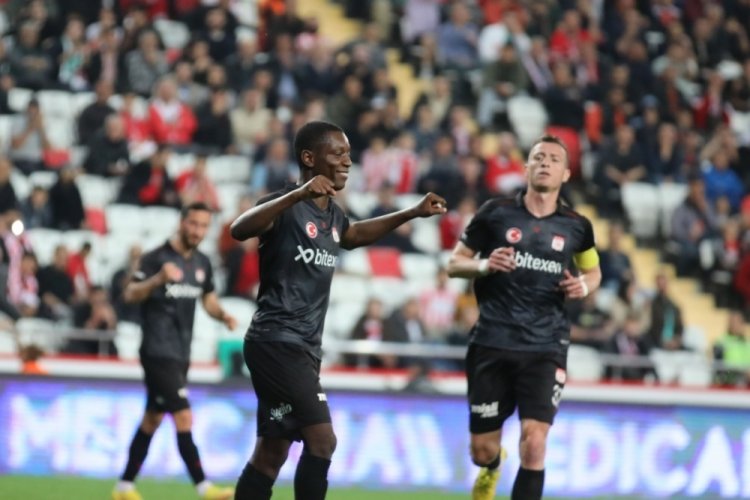 Max Gradel, bu sezonki gol sayısını 9'a &ccedil;ıkarttı