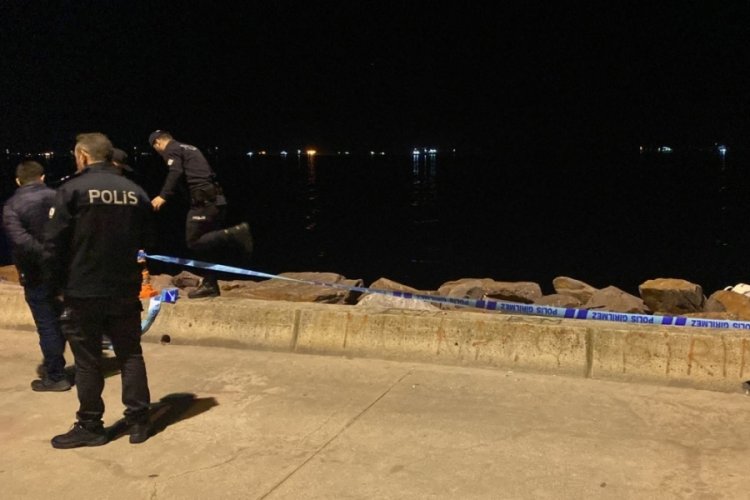 Denizde kaybolan kişiyi arama &ccedil;alışmaları s&uuml;r&uuml;yor