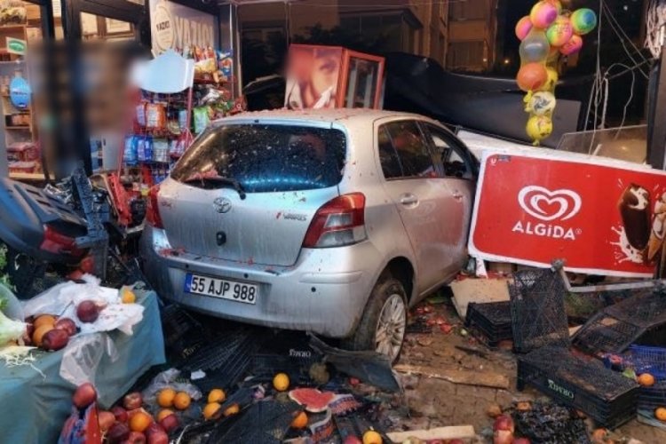Samsun'da otomobil d&uuml;kkanın manav reyonuna girdi: 1'i ağır 2 yaralı