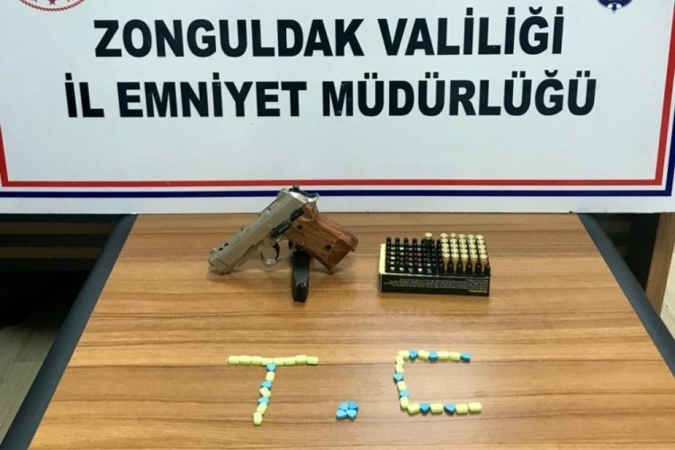 Zonguldak'ta polisi g&ouml;r&uuml;nce uyuşturucu hapları yere atıp kurtulmaya &ccedil;alıştı