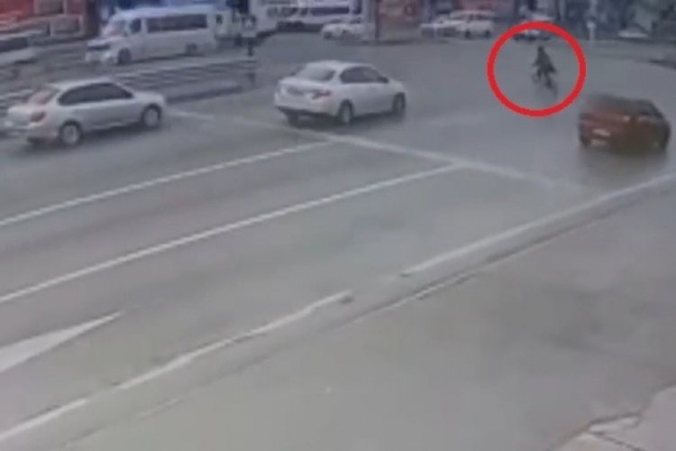 Bursa'da yolun karşısına ge&ccedil;en bisikletli adama otomobil &ccedil;arptı!