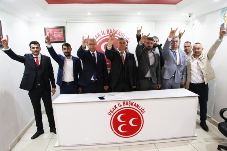 Uşak'ta Zafer Partisinden istifa eden 25 kişi MHP'ye katıldı