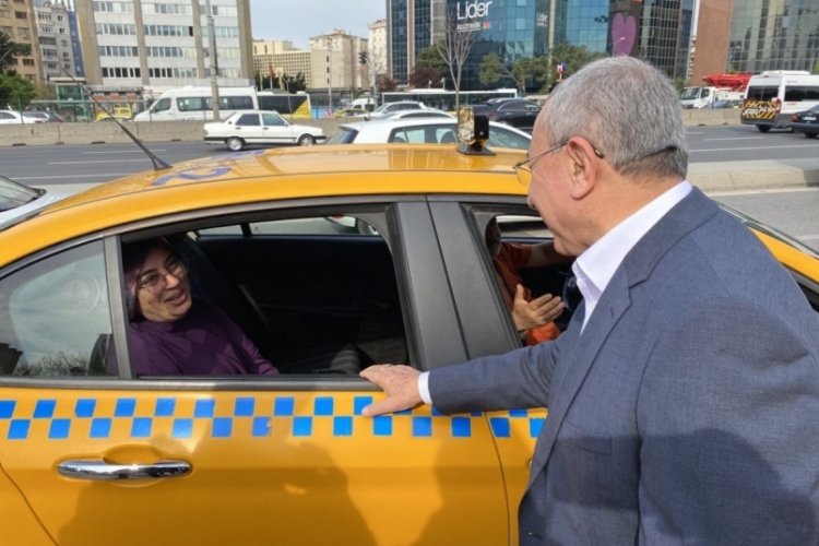 Milletvekili adayları sabah işe giden vatandaşlara kahvaltı ikramında bulundu