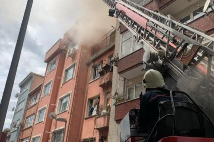 İstanbul'da 3 katlı binada yangın: 2 &ccedil;ocuğu inşaat iş&ccedil;ileri kurtardı