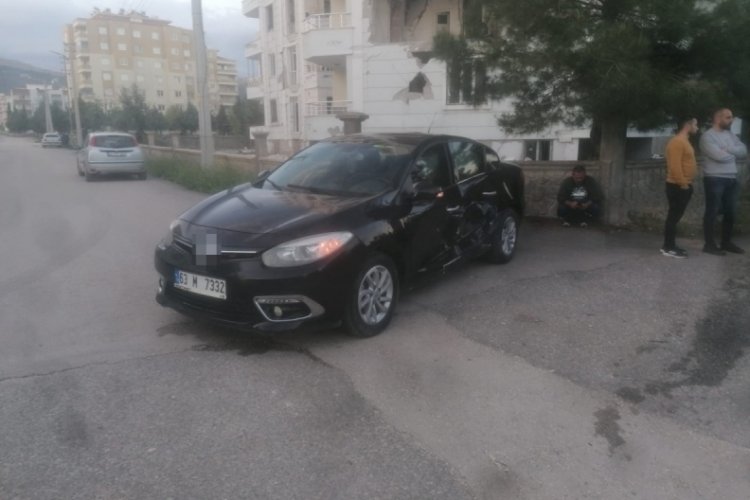 Adıyaman'da iki otomobil &ccedil;arpıştı, s&uuml;r&uuml;c&uuml; yaralandı