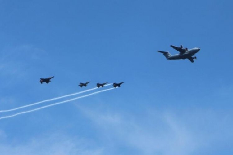 T&uuml;rk Hava Kuvvetleri u&ccedil;aklarından Boğaz'da selamlama u&ccedil;uşu