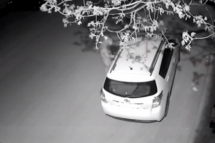 Isparta'da otomobil hırsızları g&uuml;venlik kamerasında