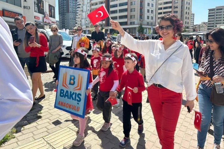 Bursa'da 23 Nisan mahallesinde 23 Nisan'a yakışır kortej