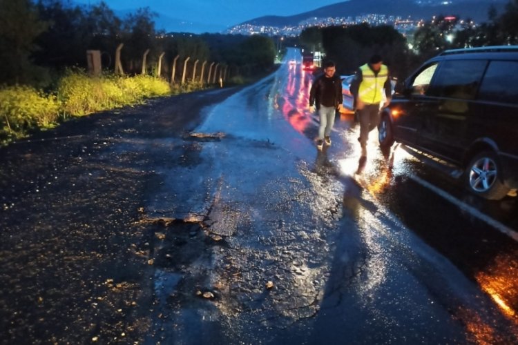 Bursa'da trakt&ouml;r&uuml;n arkasından &ccedil;ıkan ila&ccedil; tankeri minib&uuml;se &ccedil;arptı