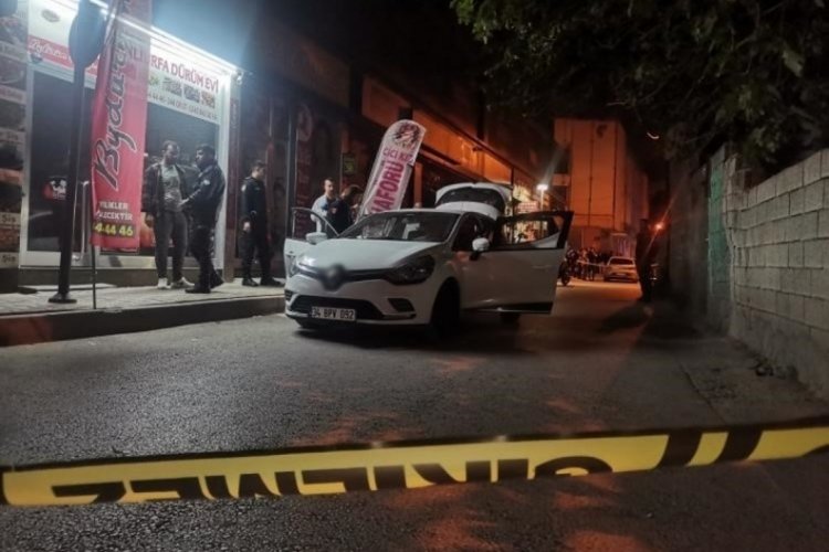İzmir'de otomobile silahlı saldırı: 1 &ouml;l&uuml;