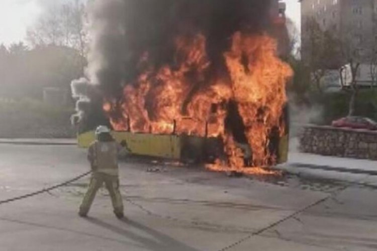 İstanbul'da park halindeki İETT otob&uuml;s&uuml;nde yangın &ccedil;ıktı