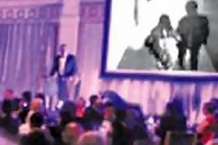 D&uuml;nya&nbsp;bu d&uuml;ğ&uuml;n&uuml; konuşuyor! Nişanlısını b&ouml;yle ifşa etti