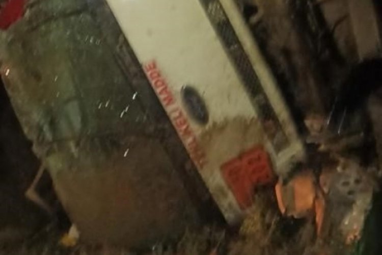 Bursa'da virajı alamayan kamyon şarampole u&ccedil;tu