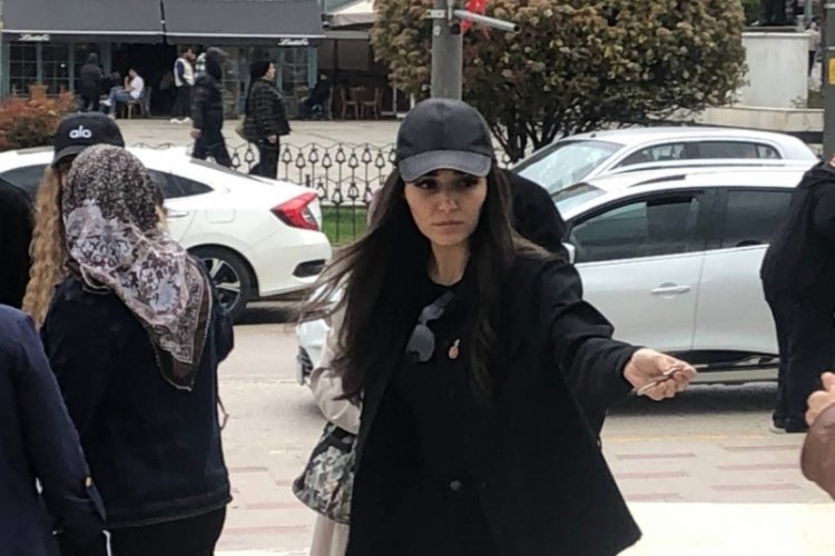 Hande Er&ccedil;el Balıkesir'de dedesinin cenazesine katıldı