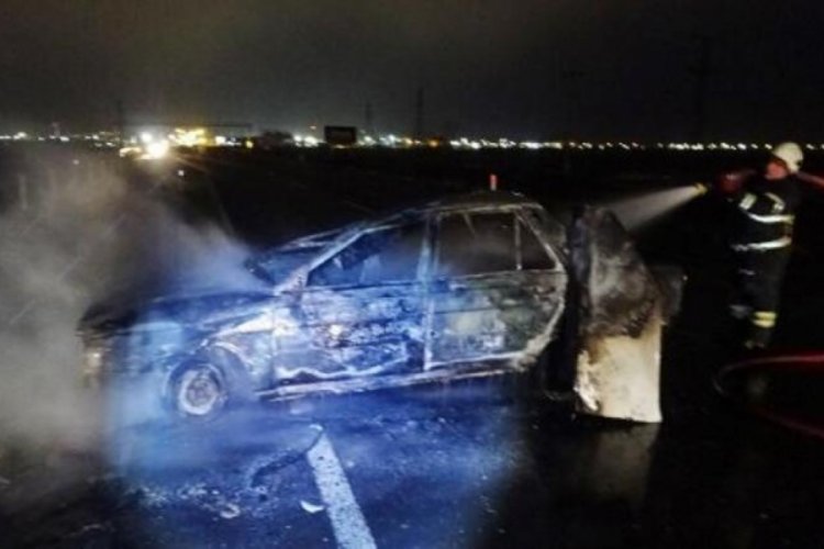 Aksaray'da otomobil bariyere &ccedil;arpıp alev aldı; baba ve 2 oğlu yaralandı