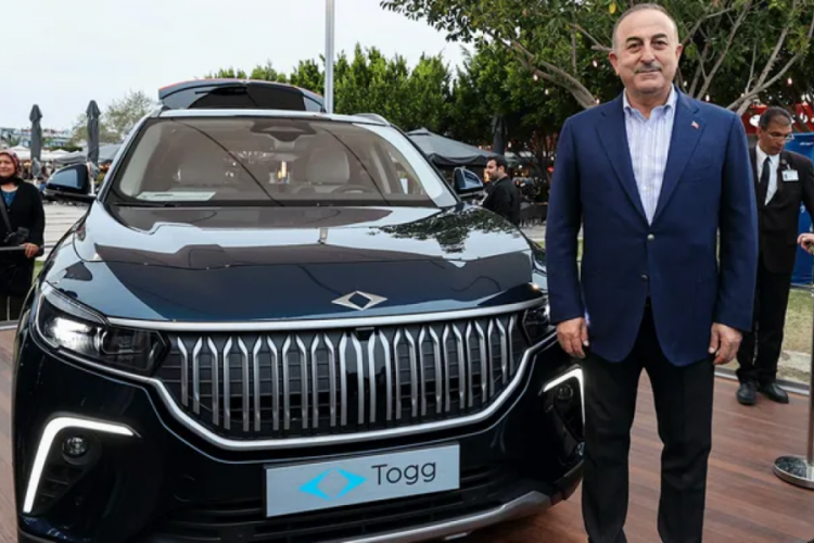 Mevl&uuml;t &Ccedil;avuşoğlu TOGG ile gezdi! Turist ve esnaftan yoğun ilgi
