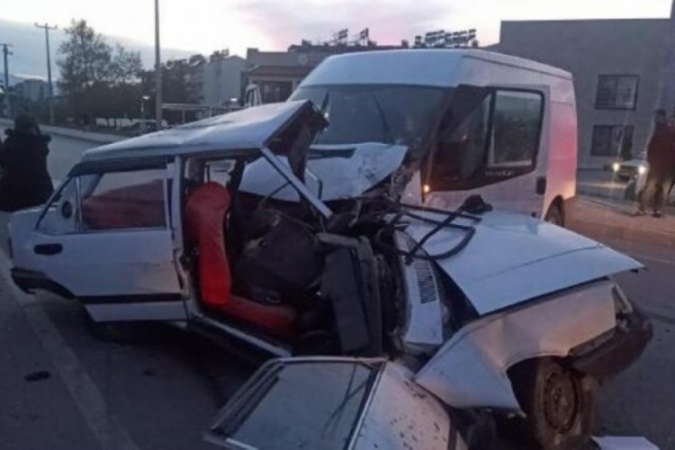 Burdur'da otomobille minib&uuml;s &ccedil;arpıştı: 1 &ouml;l&uuml;, 2 yaralı