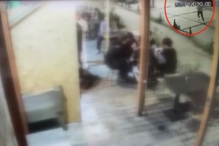 'Yanıma oturma' dedi sevgilisinin yanında bı&ccedil;akladı!
