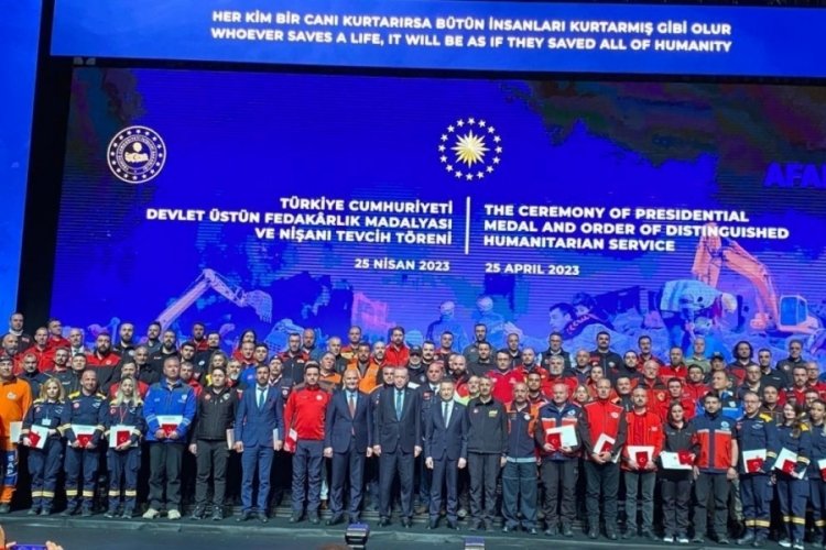 Fuat Oktay'dan Eskişehirli arama kurtarma ekiplerine &uuml;st&uuml;n fedak&acirc;rlık madalyası