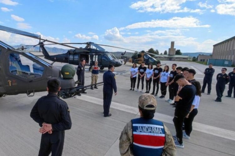 Yerli helikopter ATAK, &ouml;ğrenciler i&ccedil;in g&ouml;steri u&ccedil;uşu yaptı