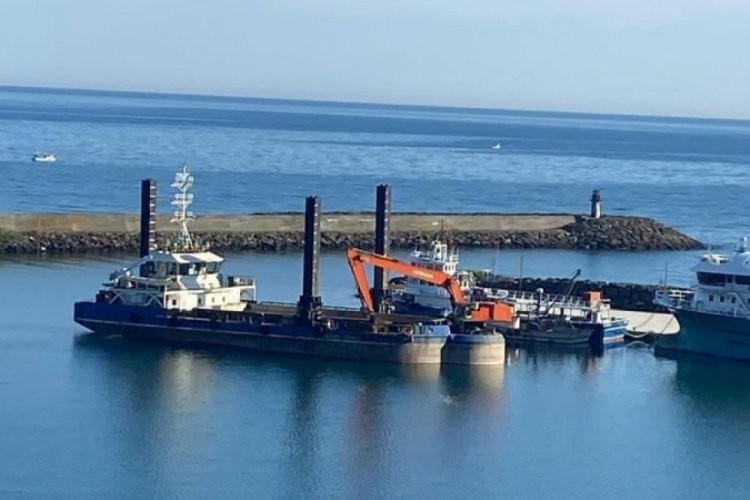 Balık&ccedil;ı teknelerinin daha rahat yanaşması i&ccedil;in liman i&ccedil;lerinde dip temizliği başlatıldı