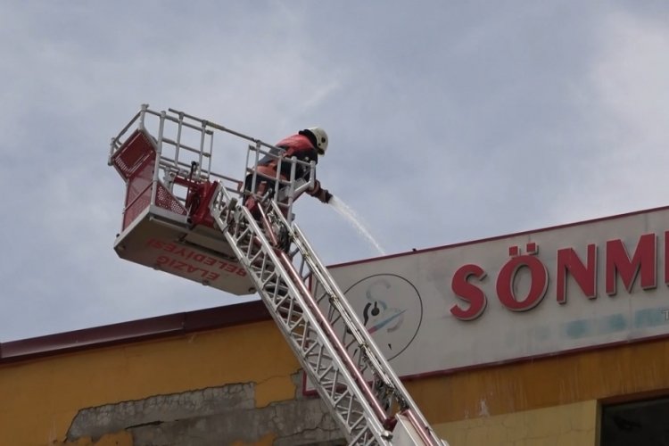Elazığ'da metruk binanın &ccedil;atı katında yangın