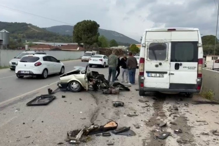 İzmir'de kaza yapan otomobil ikiye b&ouml;l&uuml;nd&uuml;