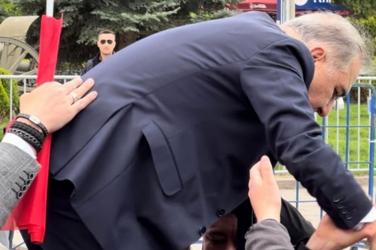 Milletvekili adayı miting alanına girmek i&ccedil;in bariyerlerin &uuml;zerine &ccedil;ıktı