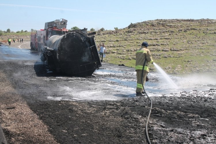 Şırnak'ta ham petrol y&uuml;kl&uuml; tır kamyonetle &ccedil;arpıştı: 2 &ouml;l&uuml;, 4 yaralı