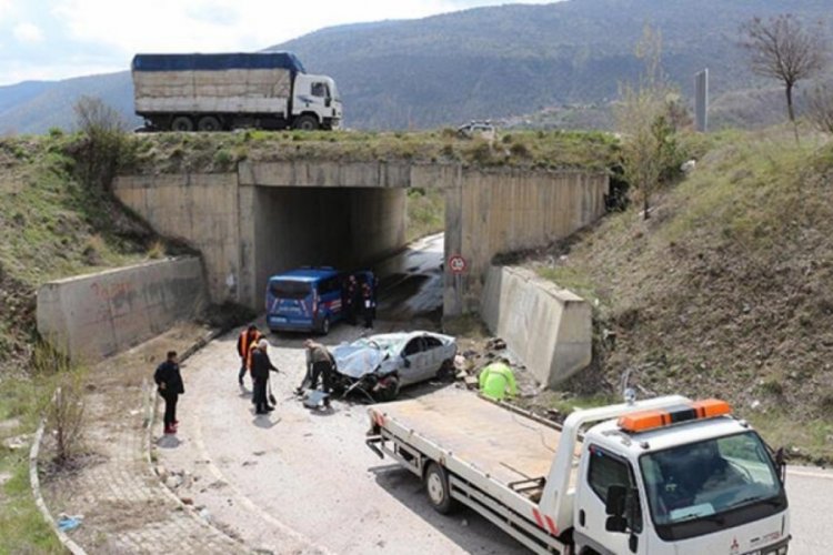 &Ccedil;ankırı'da otomobil 5 metreden alt ge&ccedil;ide d&uuml;şt&uuml;: 1'i &ccedil;ocuk 3 &ouml;l&uuml;, 2 yaralı