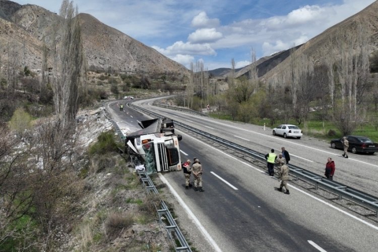 Erzurum'da freni boşalan tır yan yattı! S&uuml;r&uuml;c&uuml; ağır yaralı