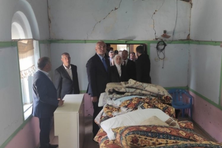 Mehmet Nuri Ersoy, depremde hasar alan cemevini ziyaret etti