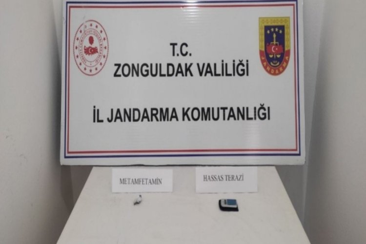 Zonguldak'ta jandarmanın durdurduğu ş&uuml;phelilerden uyuşturucu &ccedil;ıktı