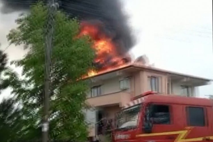 Kocaeli'nde iki katlı apartmanın &ccedil;atısı alev alev yandı