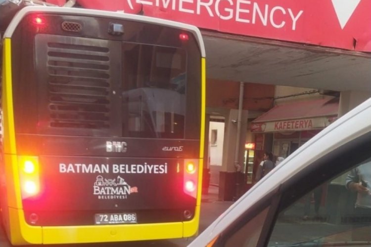 Batman'da fenalaşan yolcuyu hastaneye yetiştirdi, acil girişinde sıkıştı