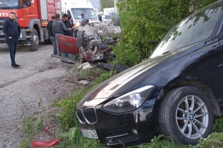 Karab&uuml;k'te park halindeki araca &ccedil;arpan otomobil takla attı