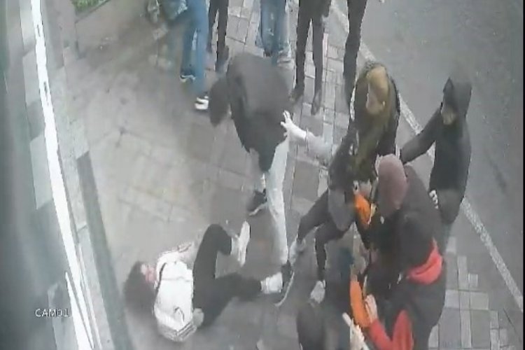 Kocaeli'nde kızlı erkekli iki grup birbirine girdi, 3 kişi yaralandı