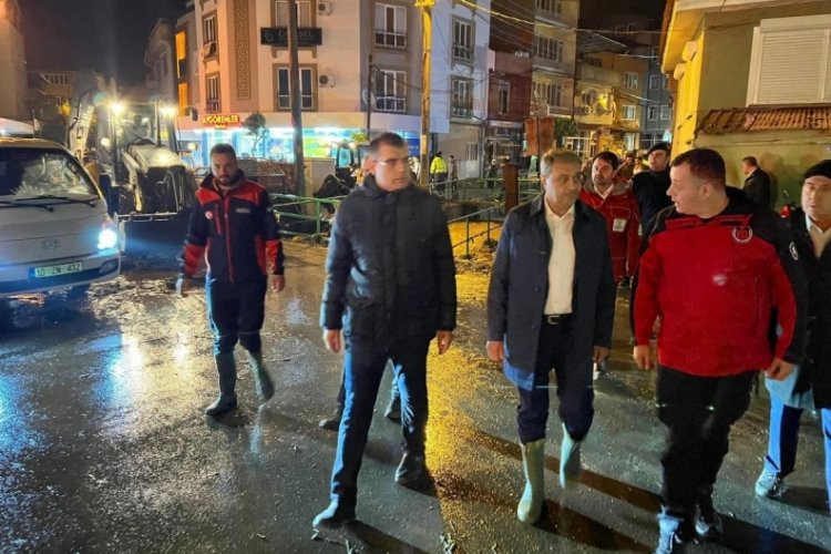Balıkesir'de sağanak ile gelen taşkın ara&ccedil;ları s&uuml;r&uuml;kledi