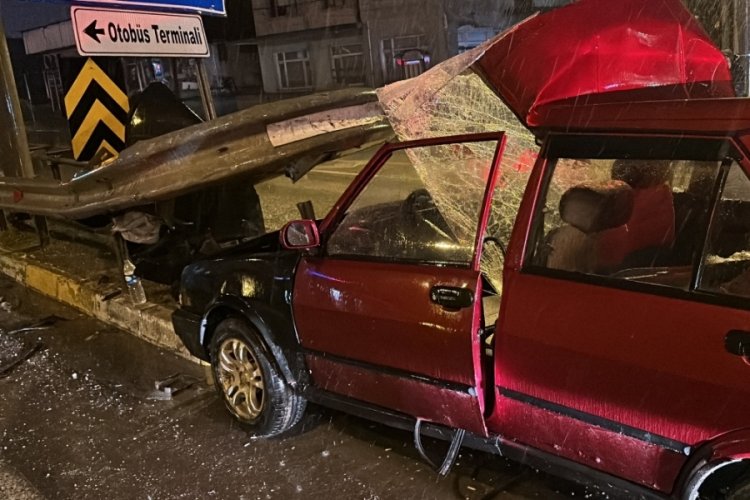 D&uuml;zce'de otomobil bariyerlere saplanıp par&ccedil;alandı: 3 kişi yaralandı