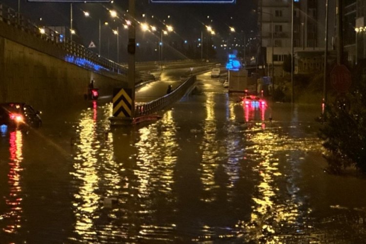 Aydın'da ara&ccedil;lar yağmur sularının i&ccedil;inde kaldı