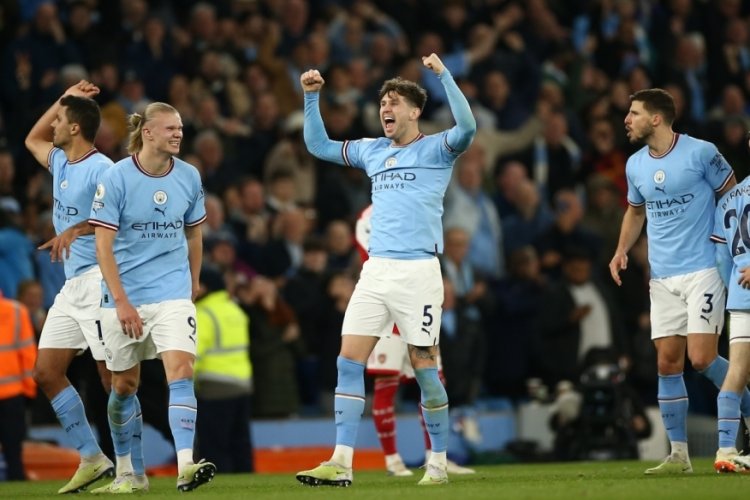 Manchester City'nin zirve inadı s&uuml;r&uuml;yor