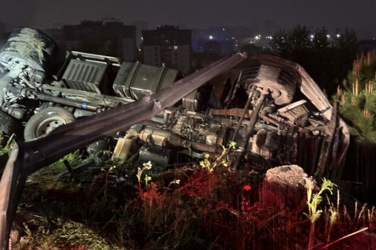 İstanbul'da iplik y&uuml;kl&uuml; kamyon ağa&ccedil;lık alana devrildi