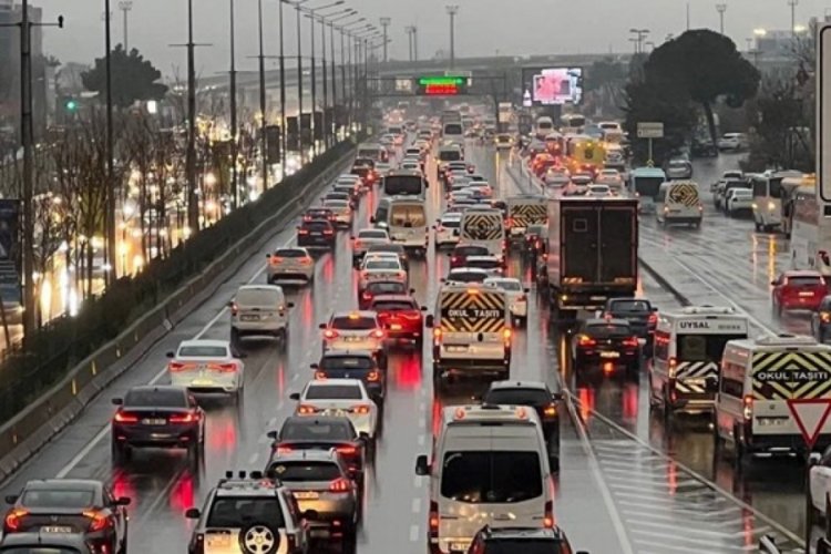 İstanbul'da sağanak yağış trafiği olumsuz etkiledi