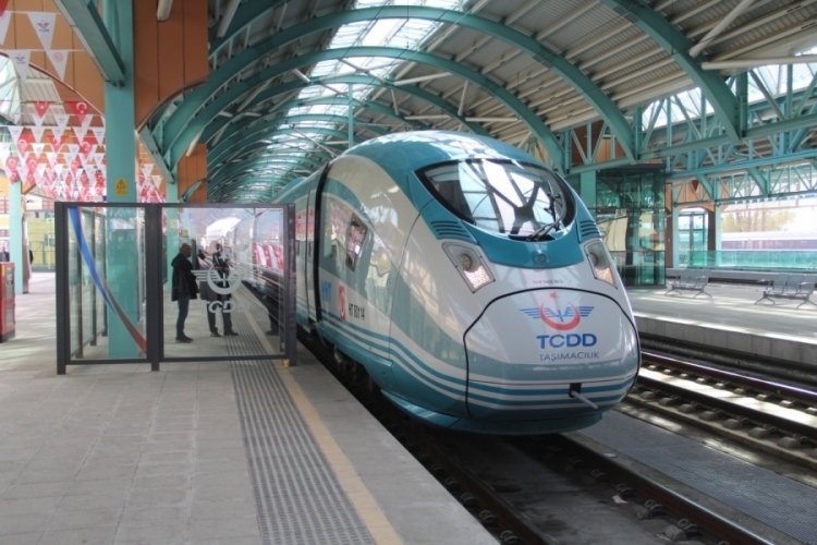 YHT ilk sivil seferine tam kapasite &ccedil;ıktı