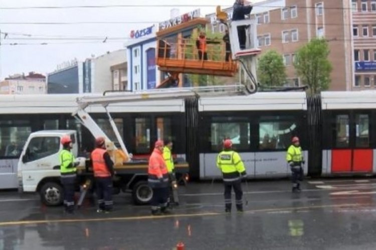 İstanbul'da tramvay hattındaki tel koptu: Seferler aksadı
