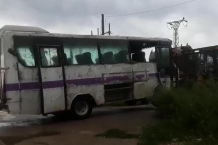 Adana'da tarım iş&ccedil;ilerini taşıyan midib&uuml;s yan yattı: 10 yaralı